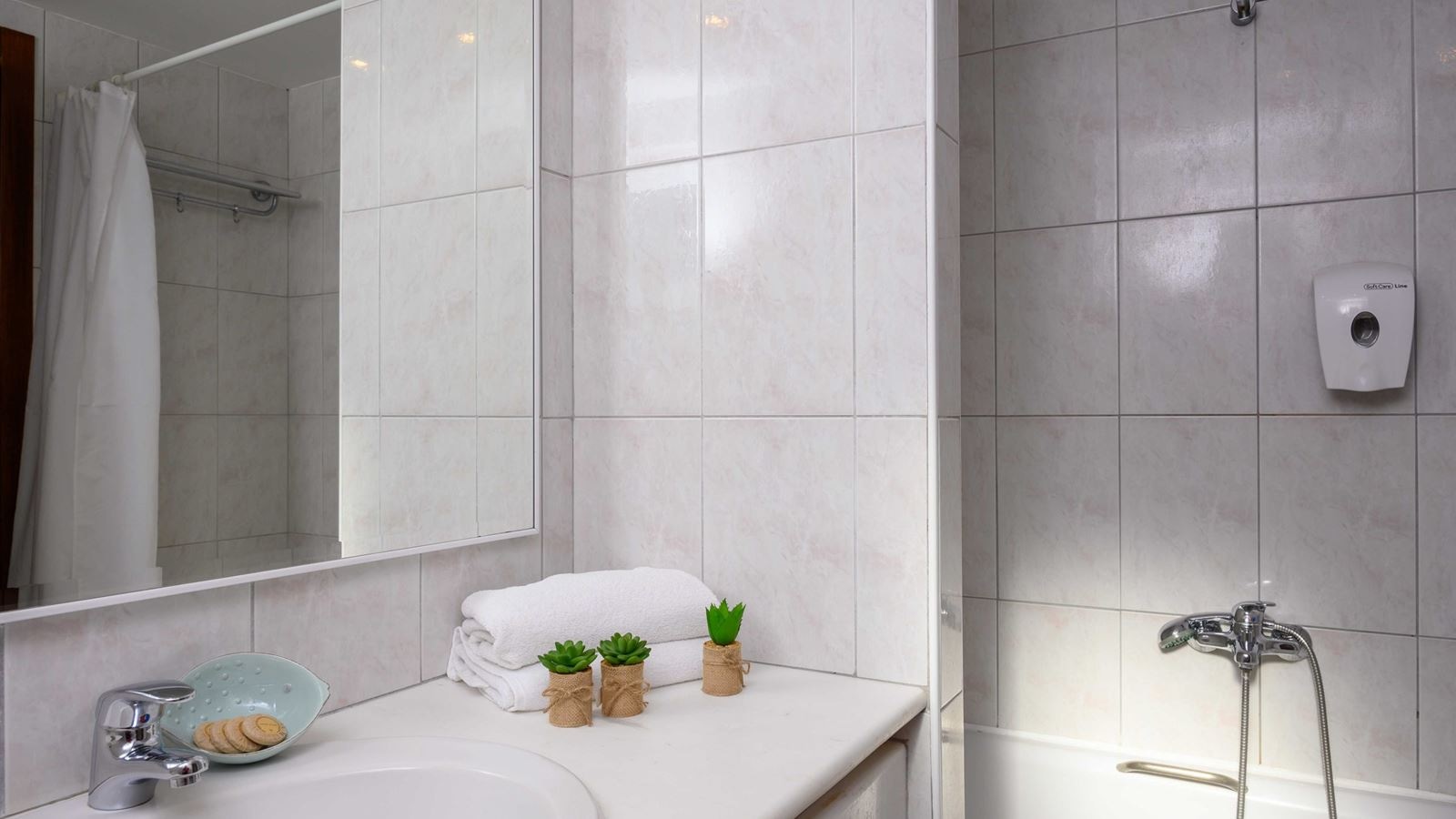 rooms-classic-triple-room-seaview-balcony-or-terrace