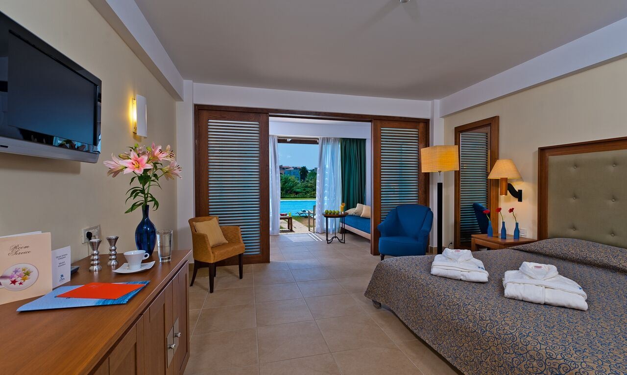 rooms-superior-family-room-sharing-pool