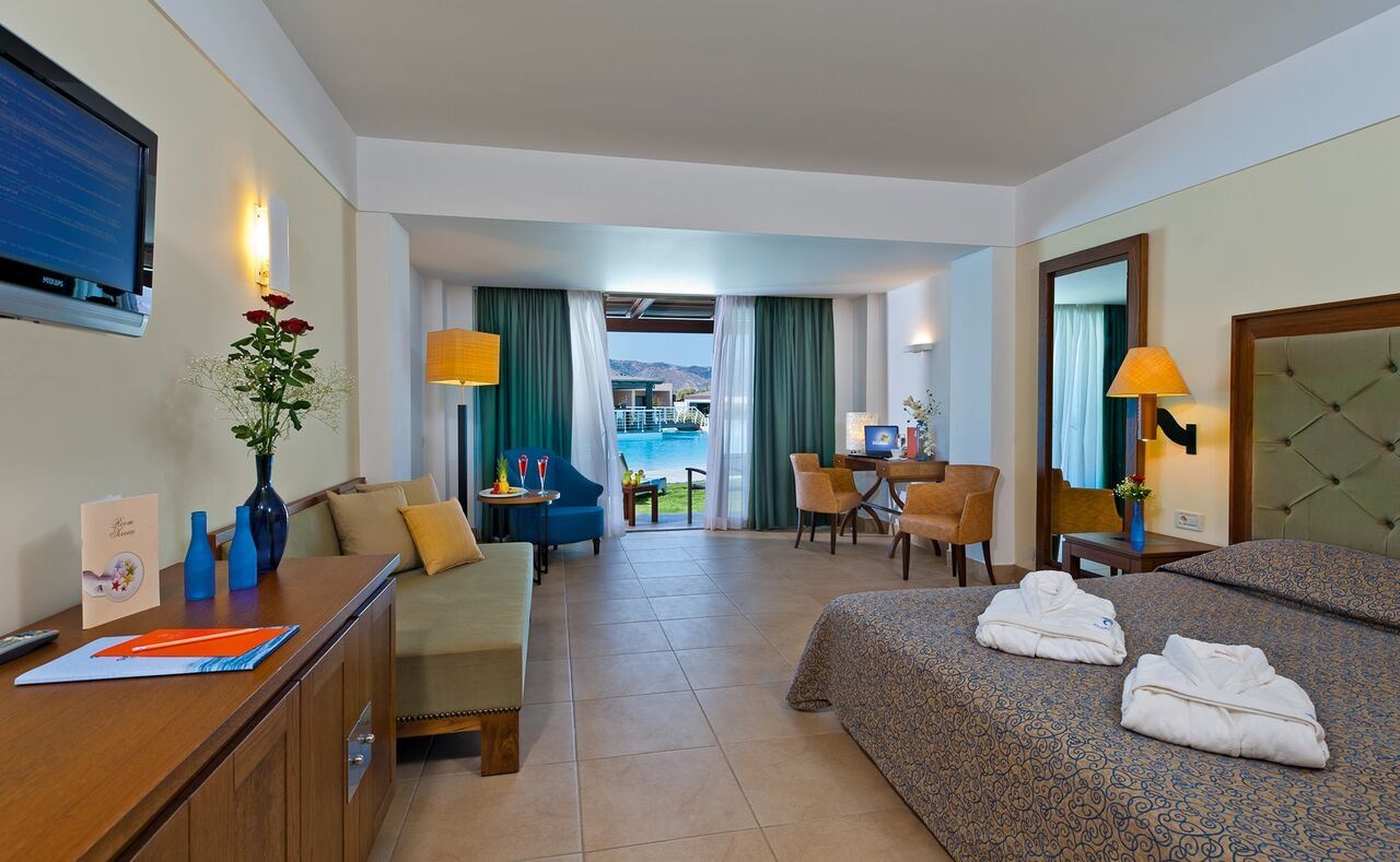 rooms-superior-junior-suite-sea-view-direct-pool