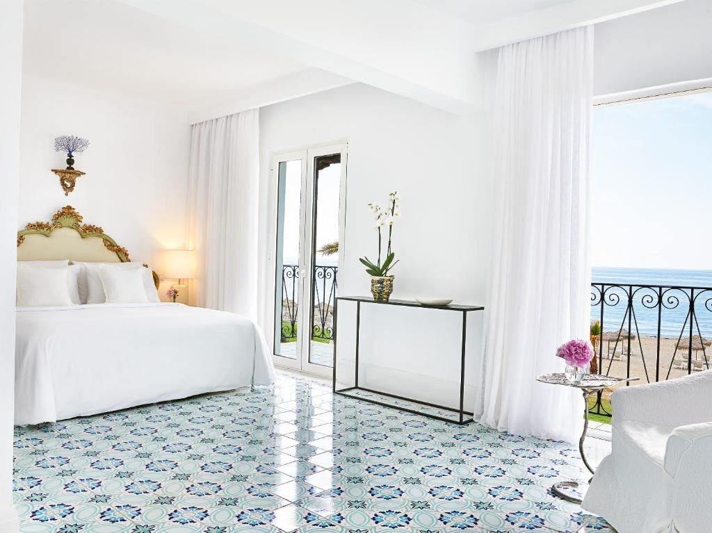 rooms-3-bedroom-luxury-villa-with-direct-access-to-the-beach