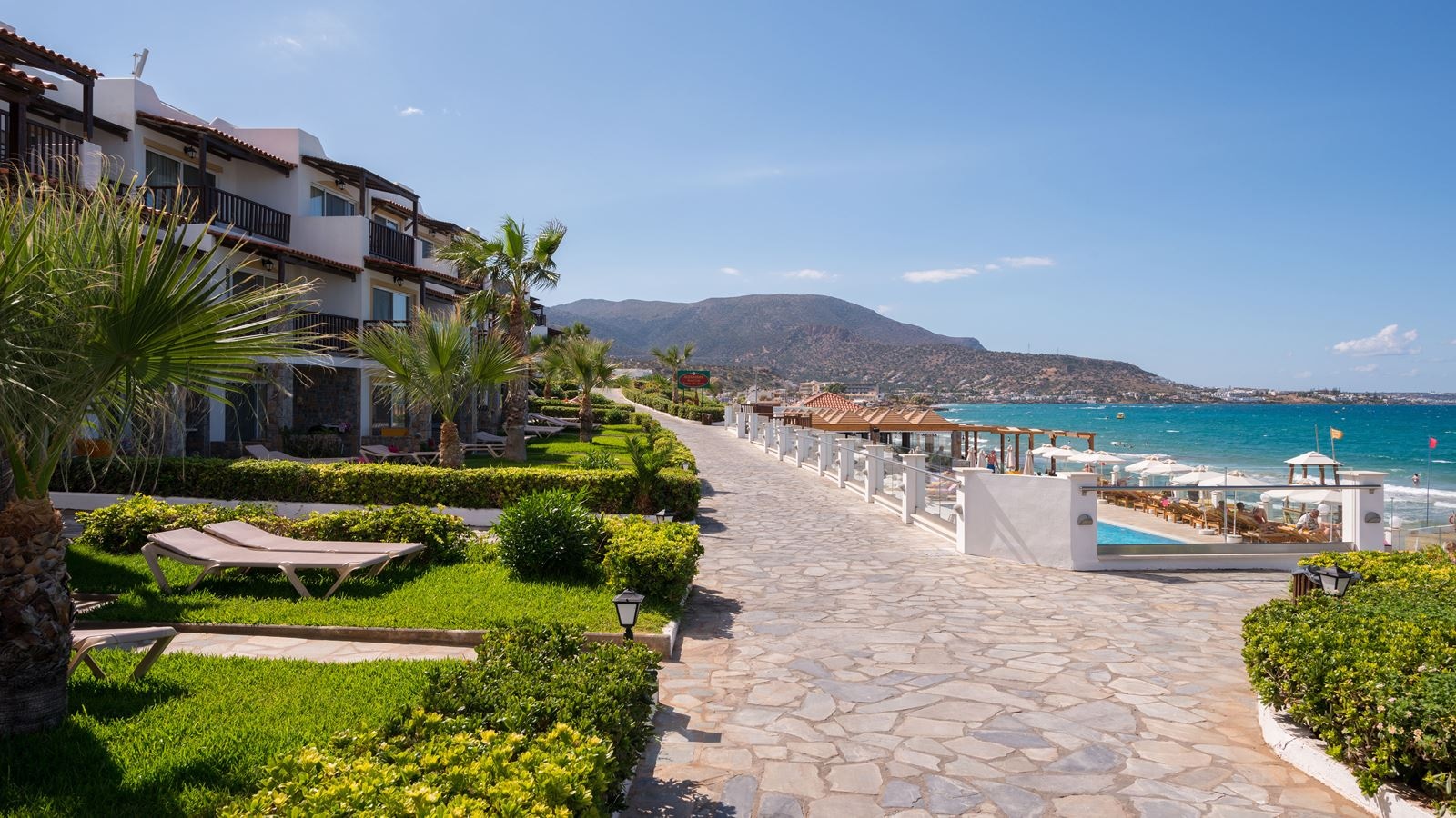 rooms-junior-suite-beach-front-with-own-garden