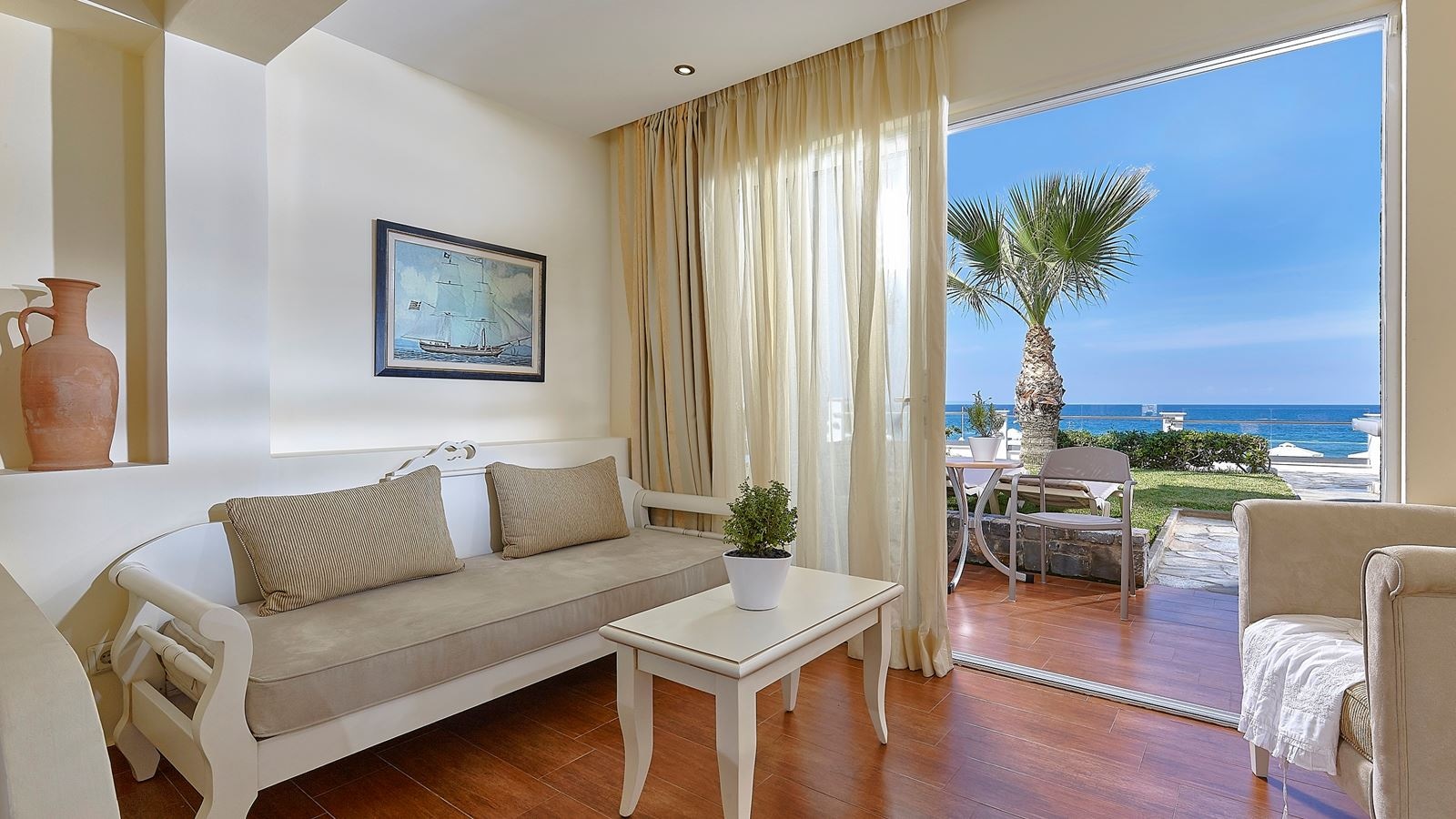 rooms-junior-suite-beach-front-with-own-garden