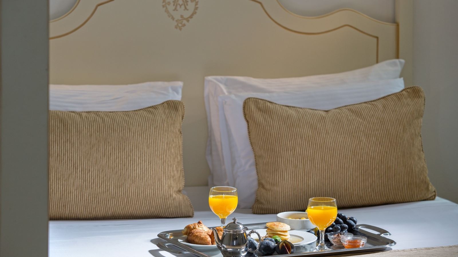 rooms-luxury-superior-room-garden-view-balcony-or-terrace