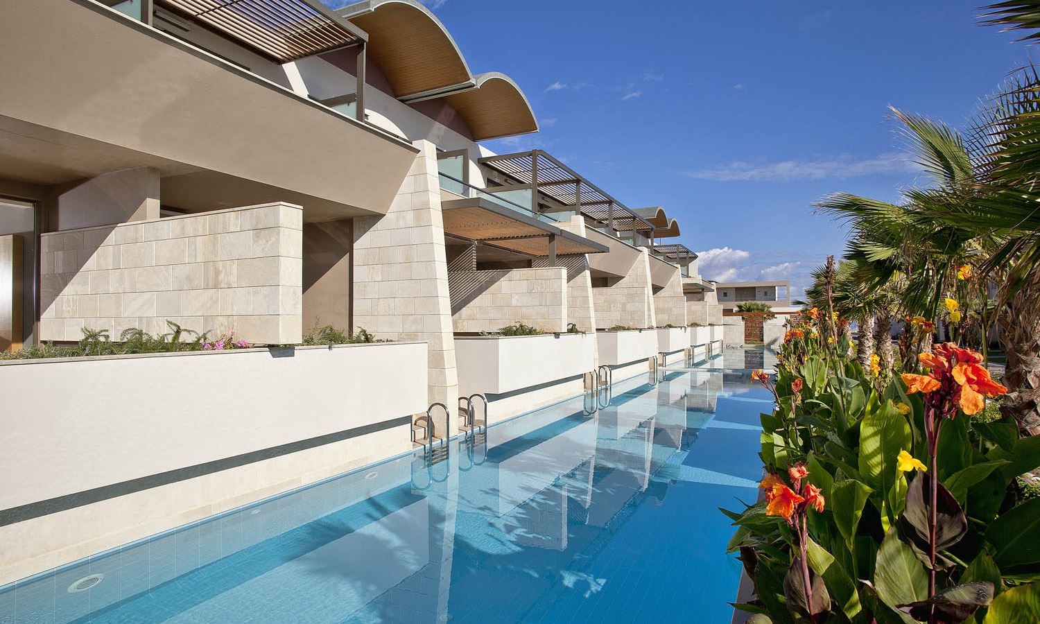 rooms-deluxe-room-sharing-pool