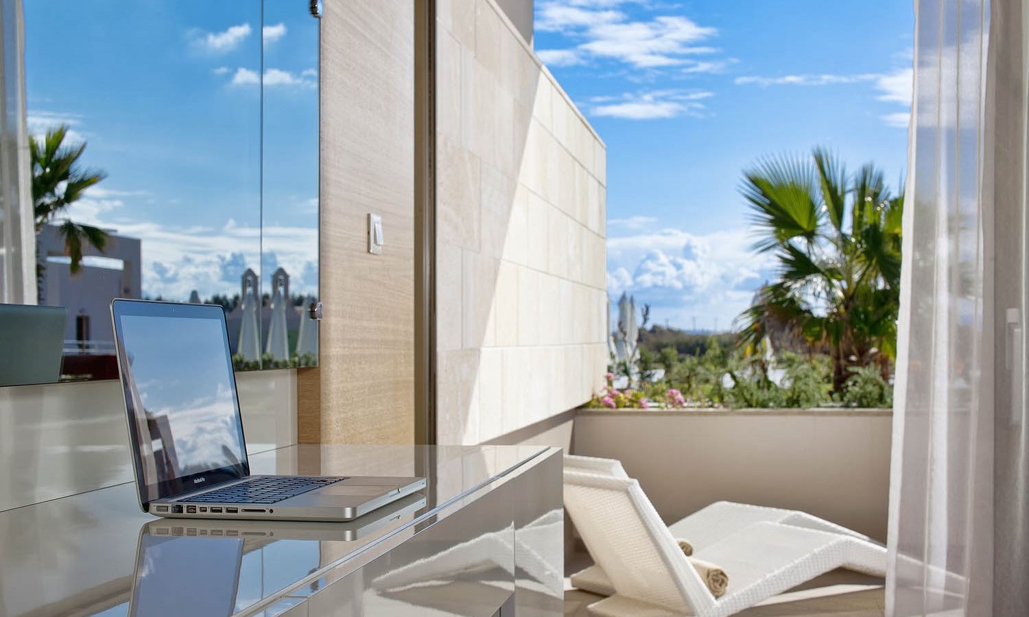 rooms-deluxe-room-sharing-pool