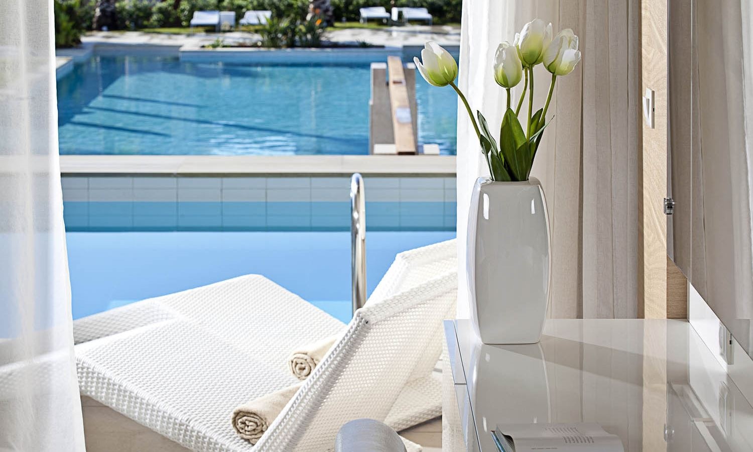 rooms-deluxe-room-private-pool