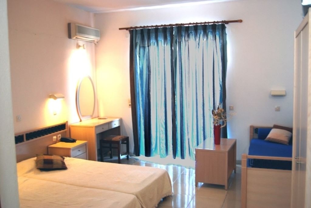 rooms-studio-pool-view