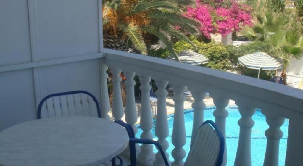 rooms-studio-garden-view