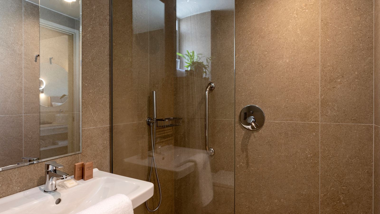 rooms-deluxe-city-view-room