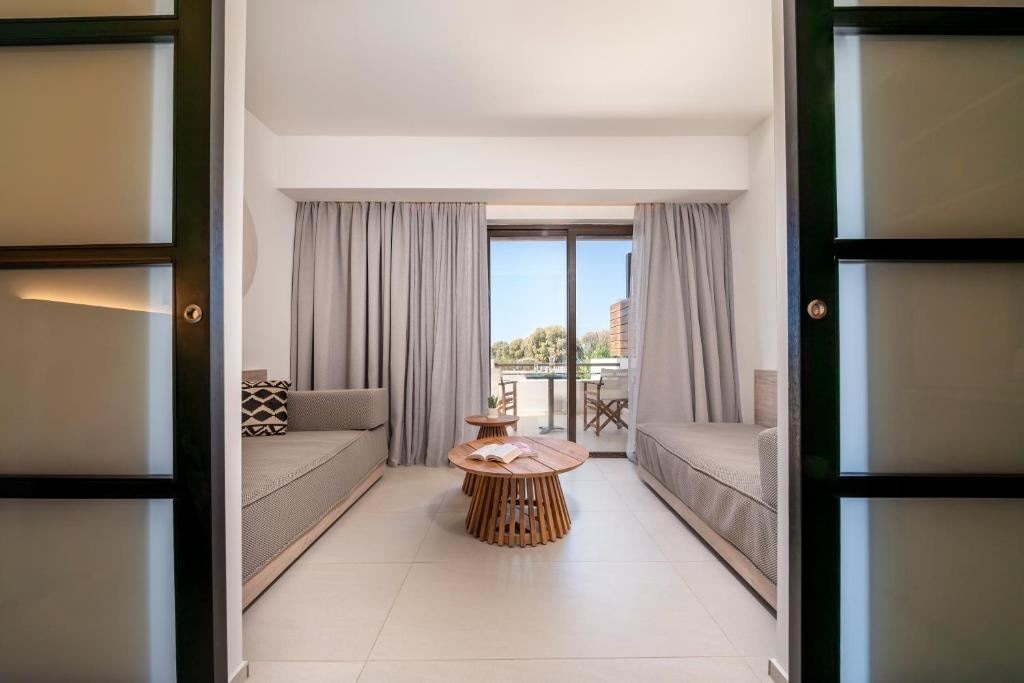 rooms-one-bedroom-suite-land-view