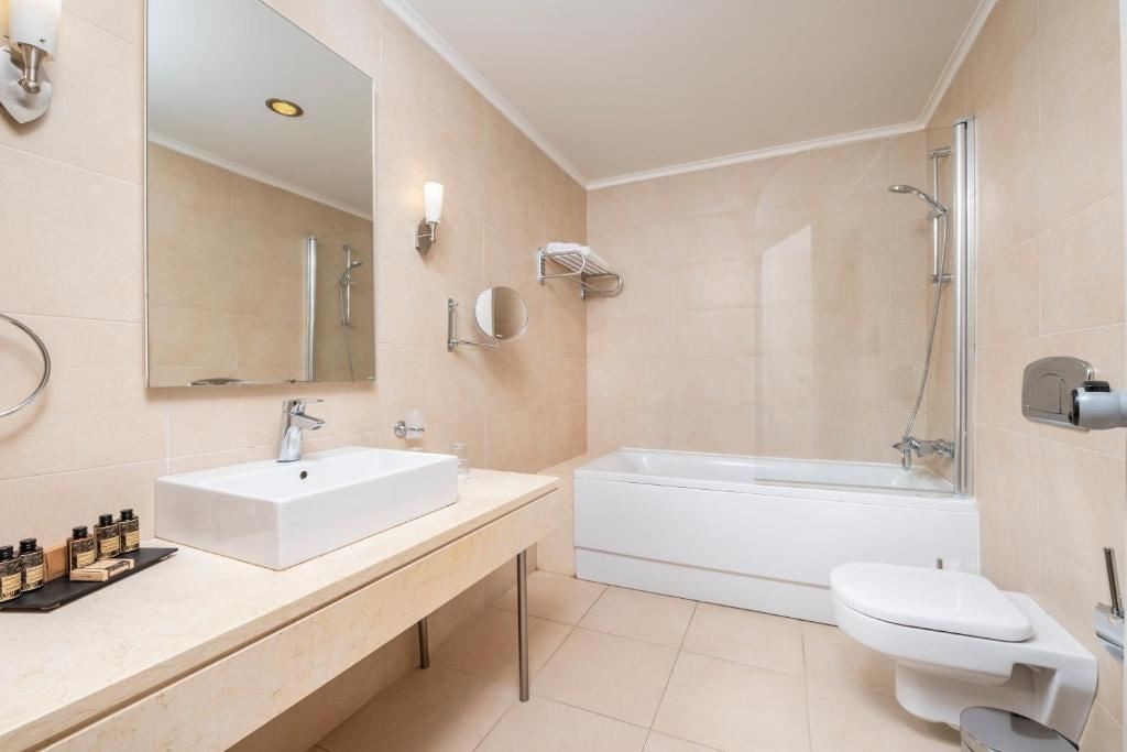 rooms-family-room-openplan-sea-view