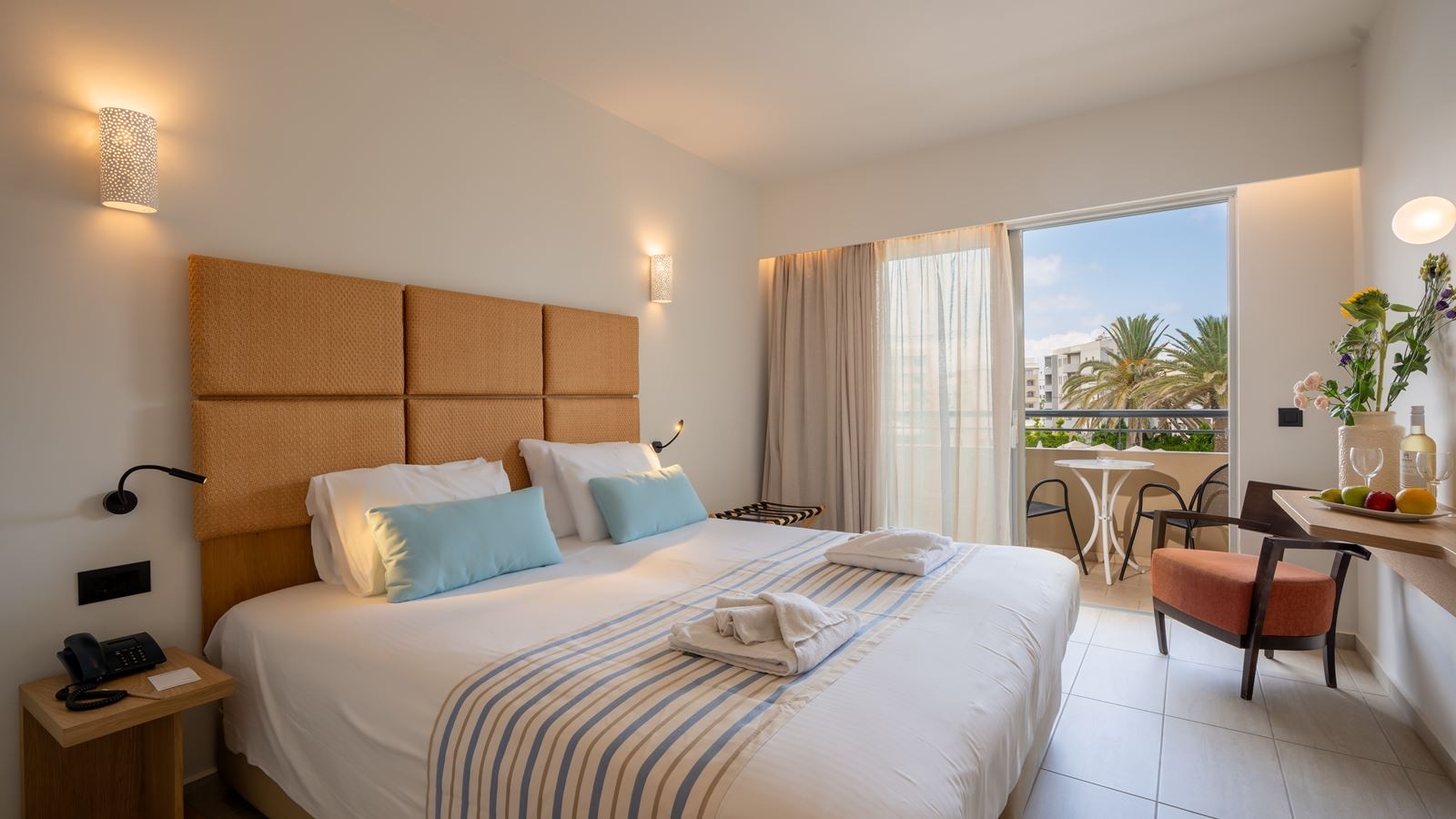 rooms-deluxe-room-pool-view