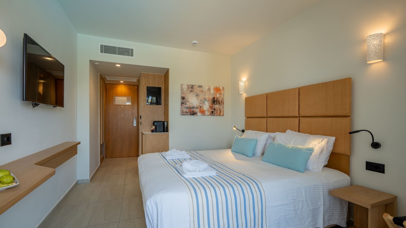 rooms-deluxe-room-pool-view