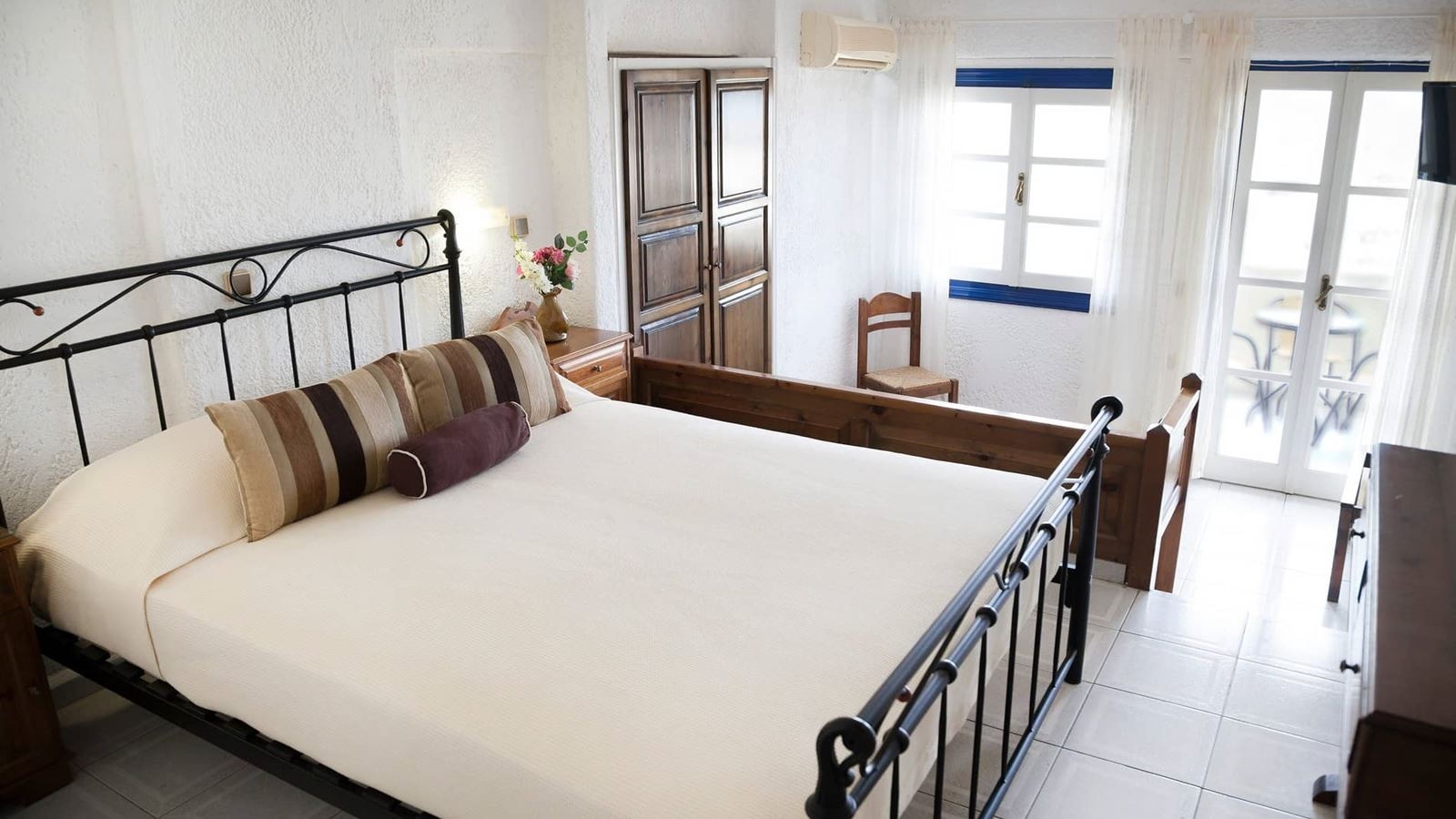 rooms-family-room-one-bedroom-sea-view