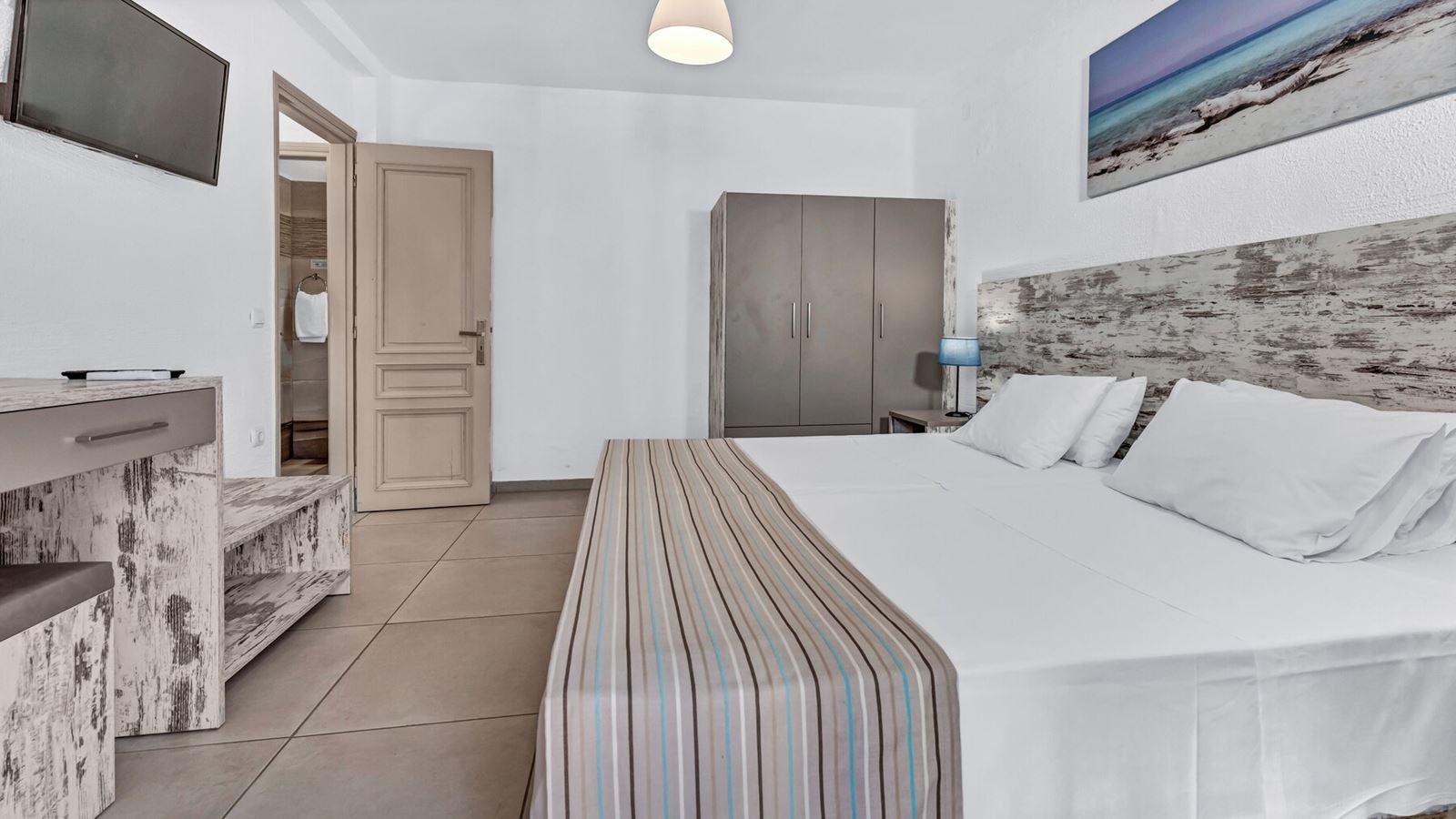 rooms-suite-junior-1-bedroom--living-room-balcony-or-terrace