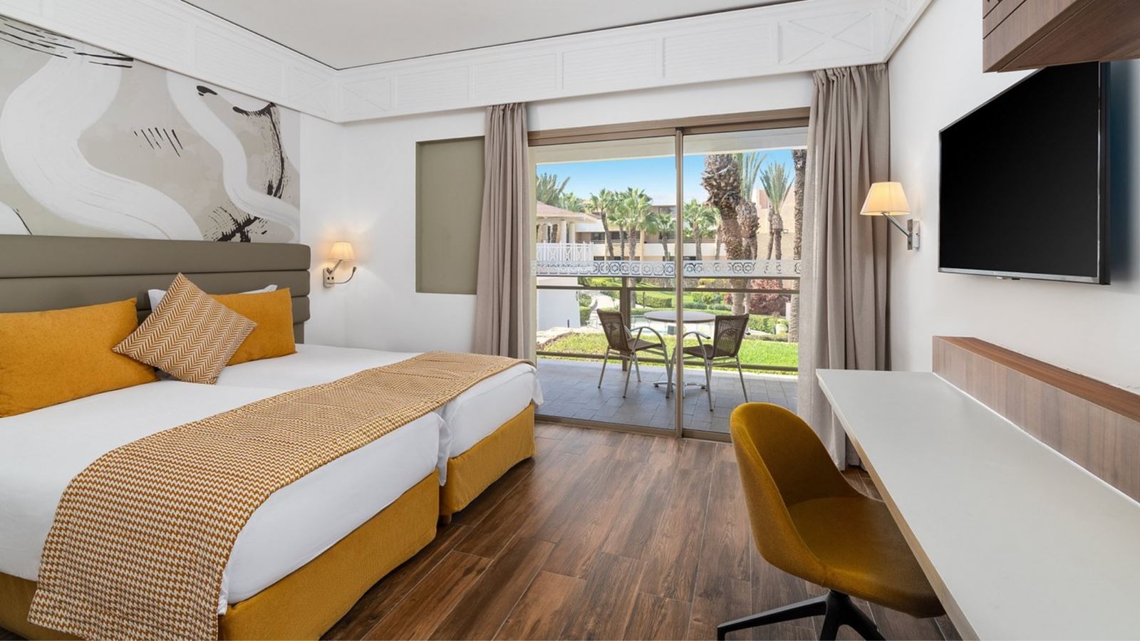 rooms-standard-room-pool-view