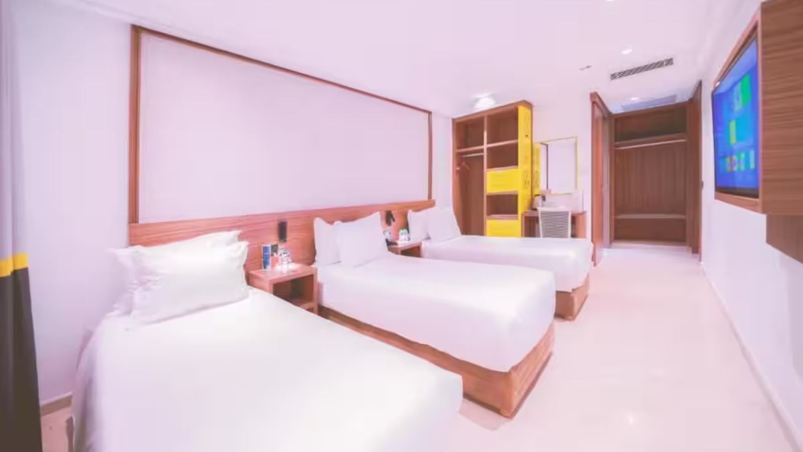 rooms-triple-deluxe-room