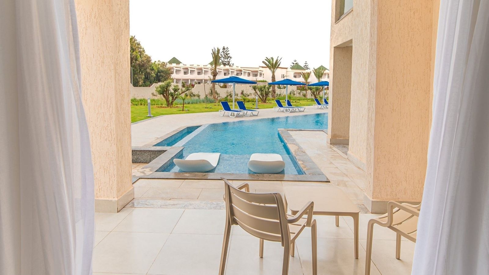 rooms-swim-up-room-poolview