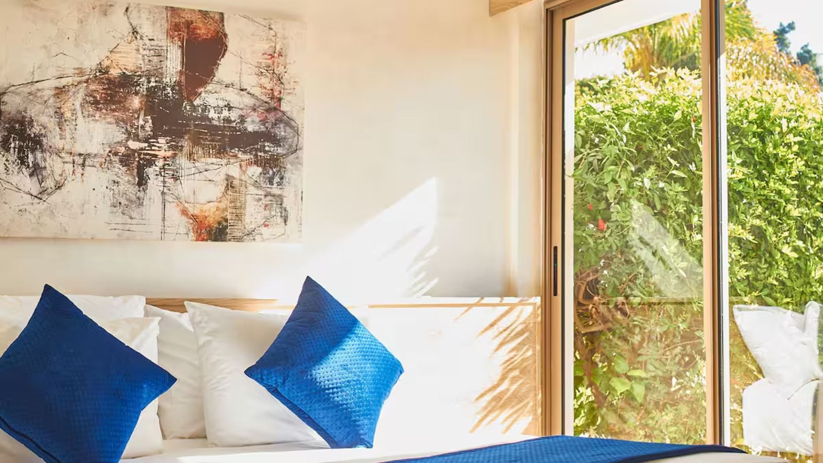 rooms-double-standard-room-poolview