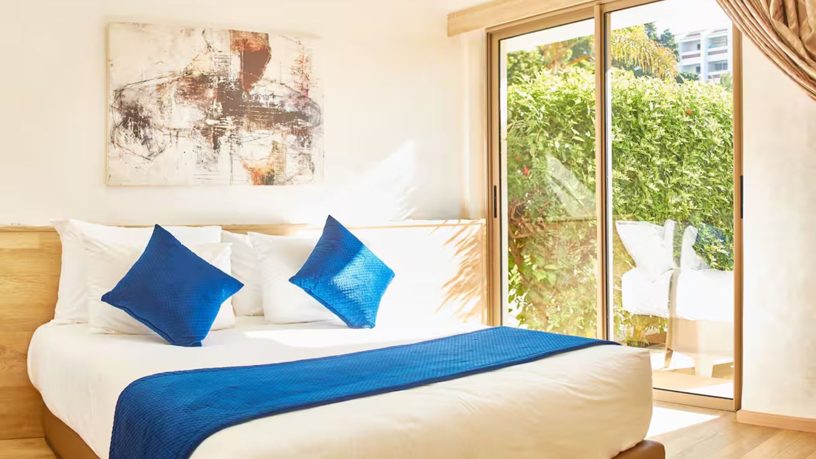 rooms-double-standard-room-poolview