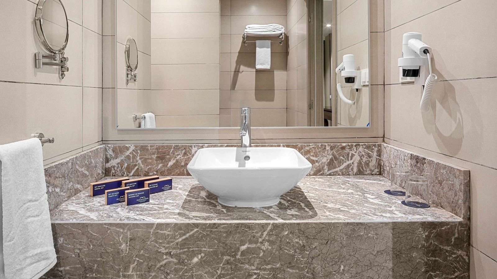 rooms-family-room-poolview