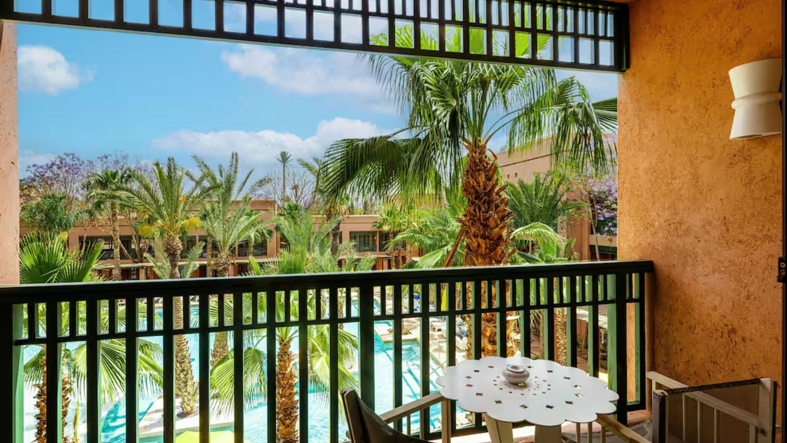 rooms-premium-room-poolview