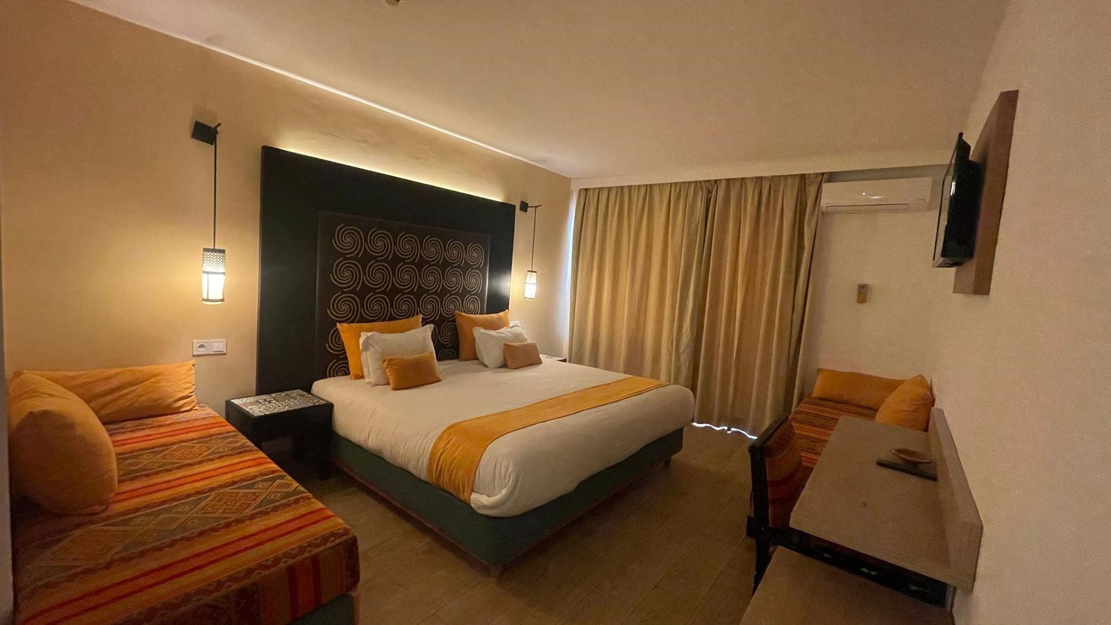 rooms-familyroom-gardenpool-view