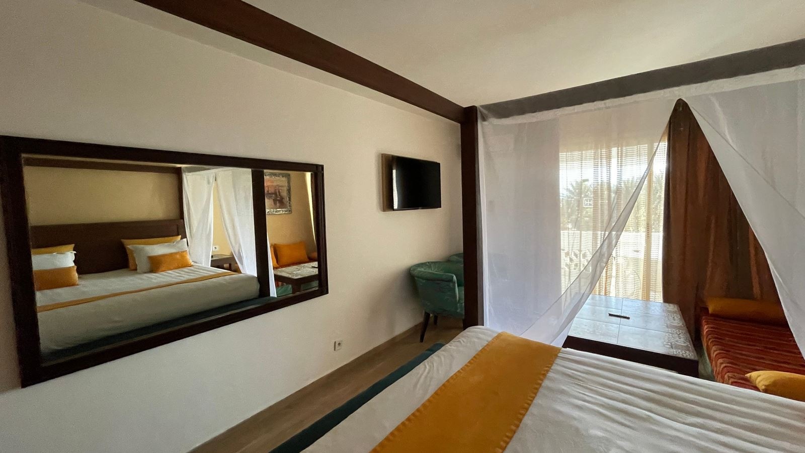 rooms-familyroom-gardenpool-view