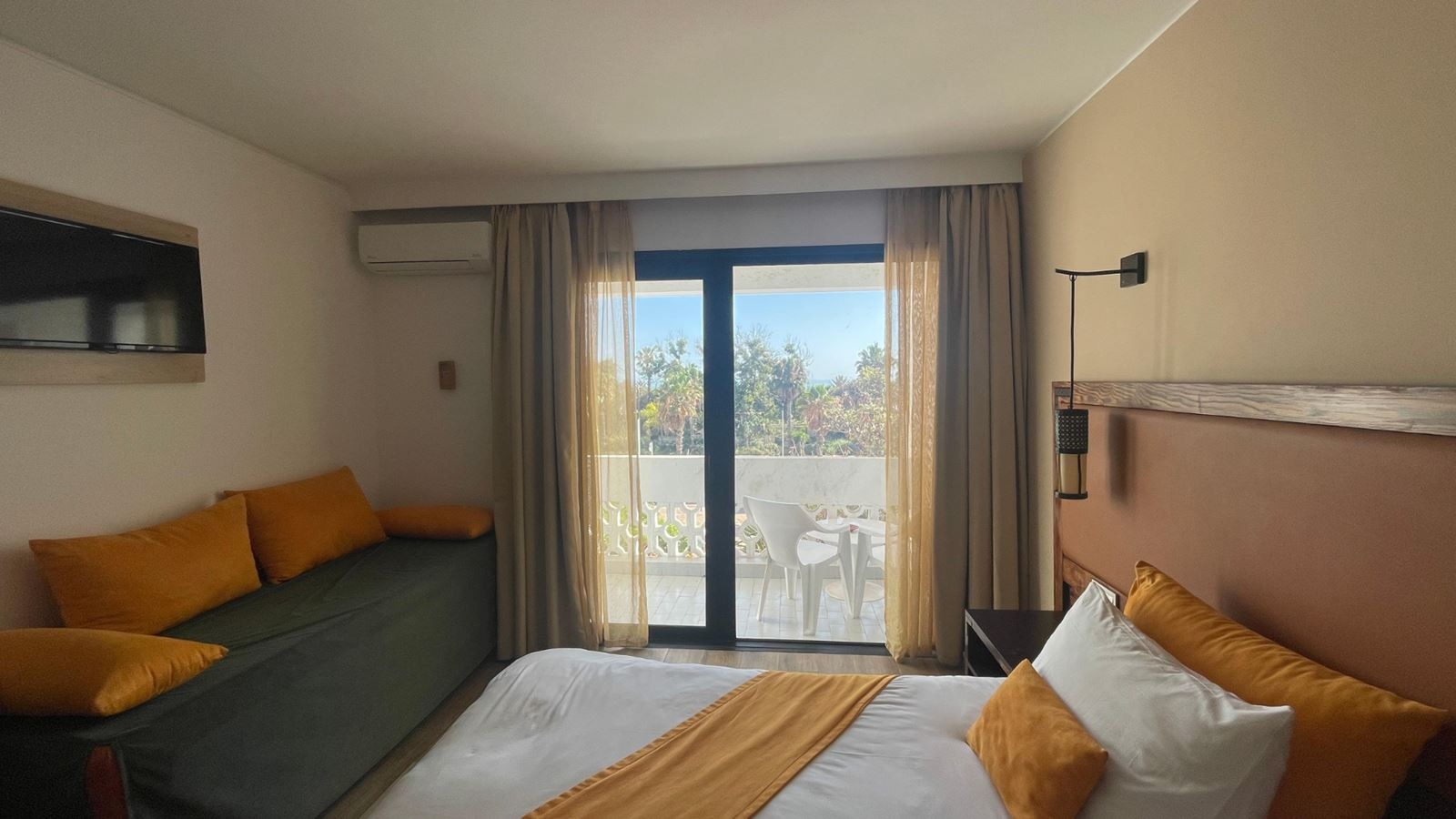 rooms-double-executive-room-poolview