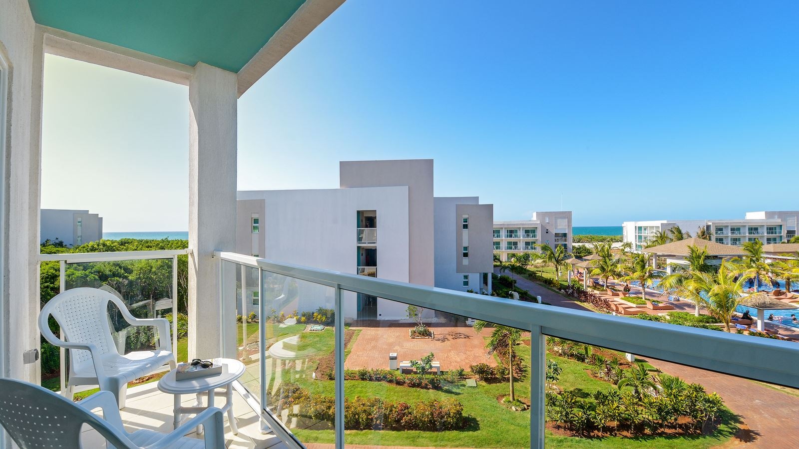 rooms-deluxe-pool-view