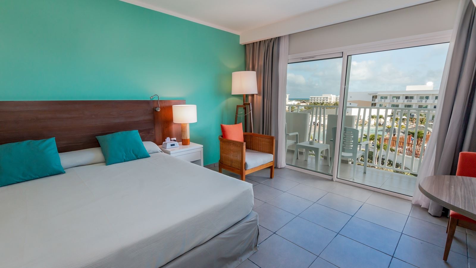 rooms-deluxe-room-pool-view