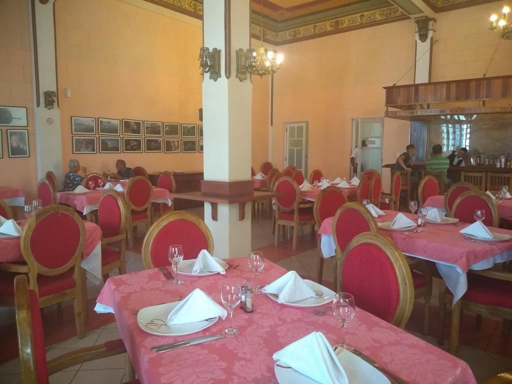 restaurants-restaurant