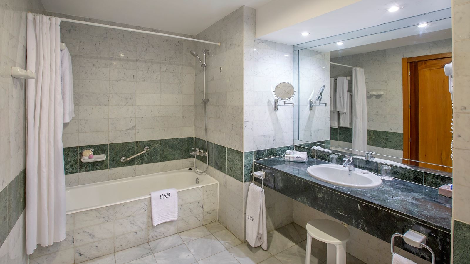 rooms-the-level-room