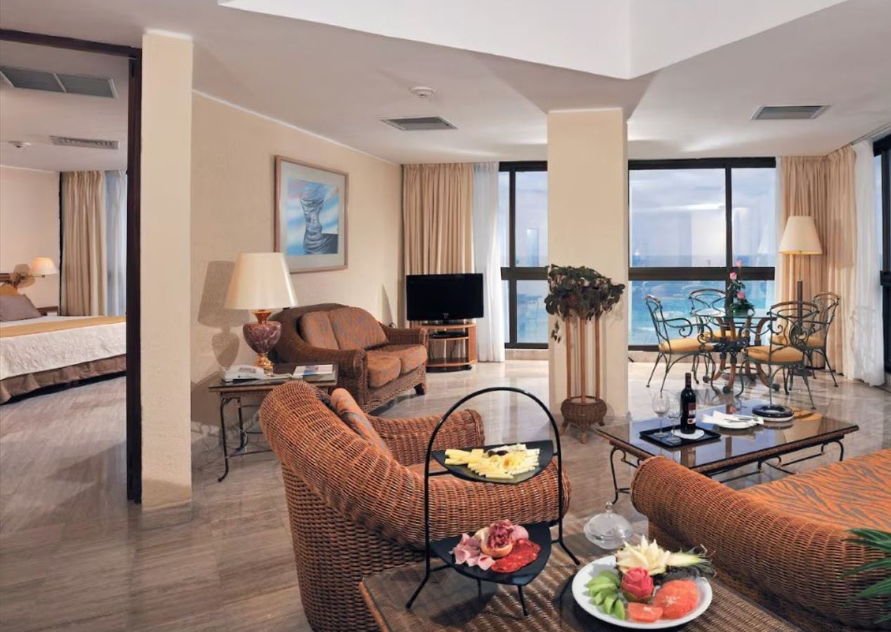 rooms-the-level-grand-suite-sea-view