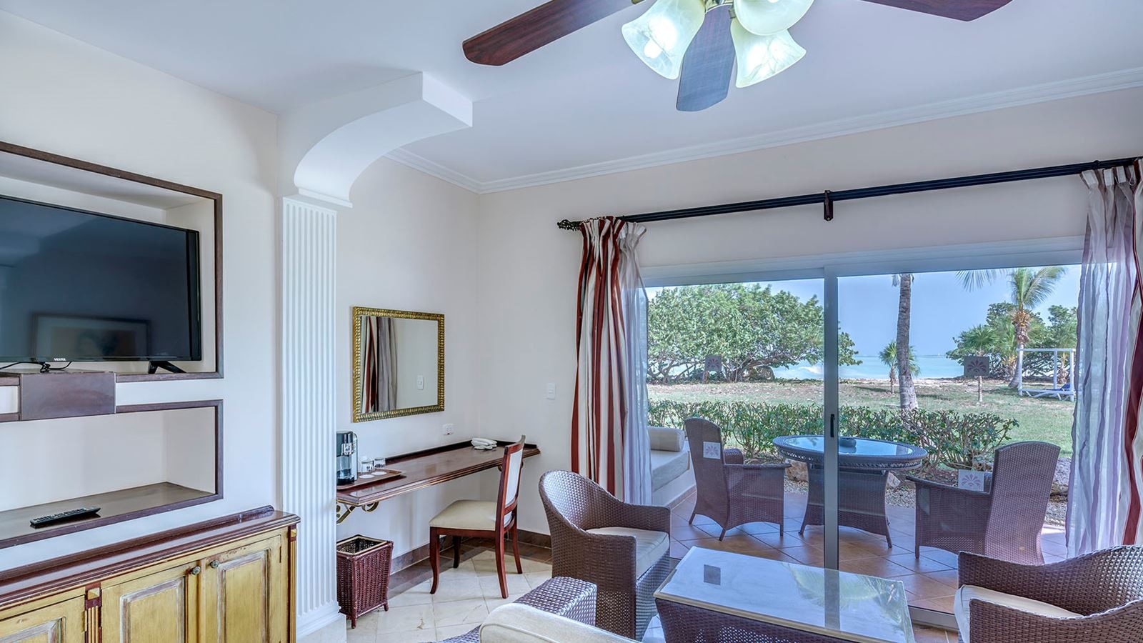 rooms-royal-service-junior-suite-ocean-view