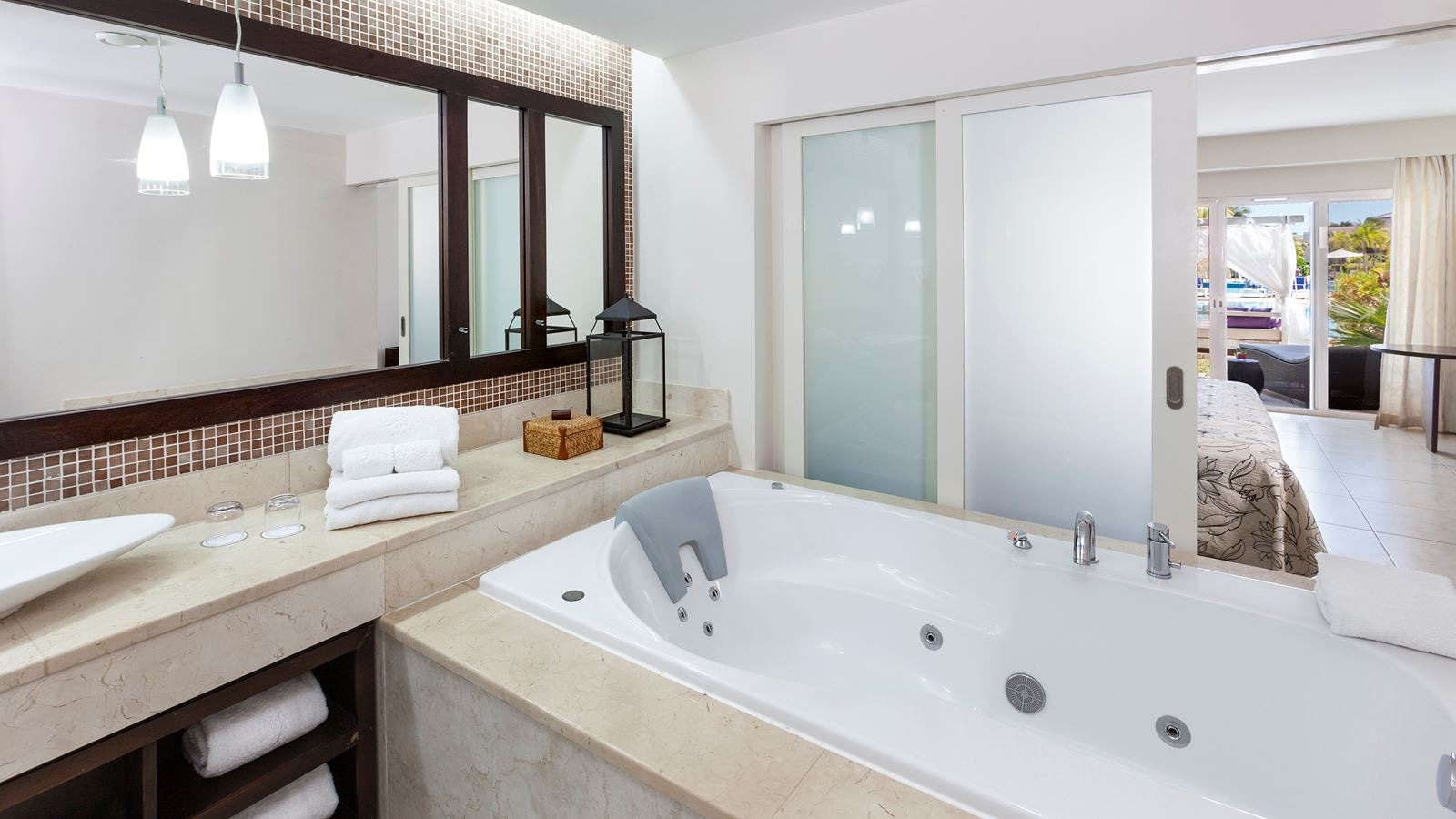 rooms-junior-suite-garden-swimup-royal-service