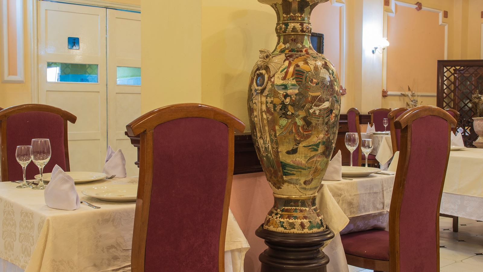 restaurants-restaurant