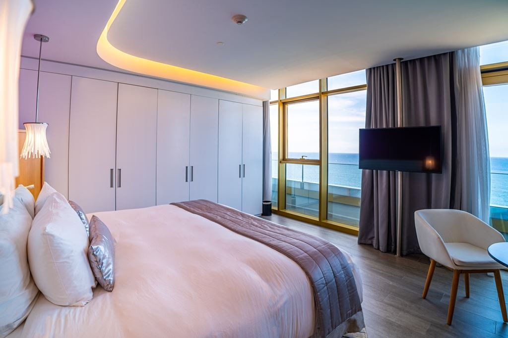 rooms-junior-suite-premium-ocean-sunset-and-fortress-sky-level