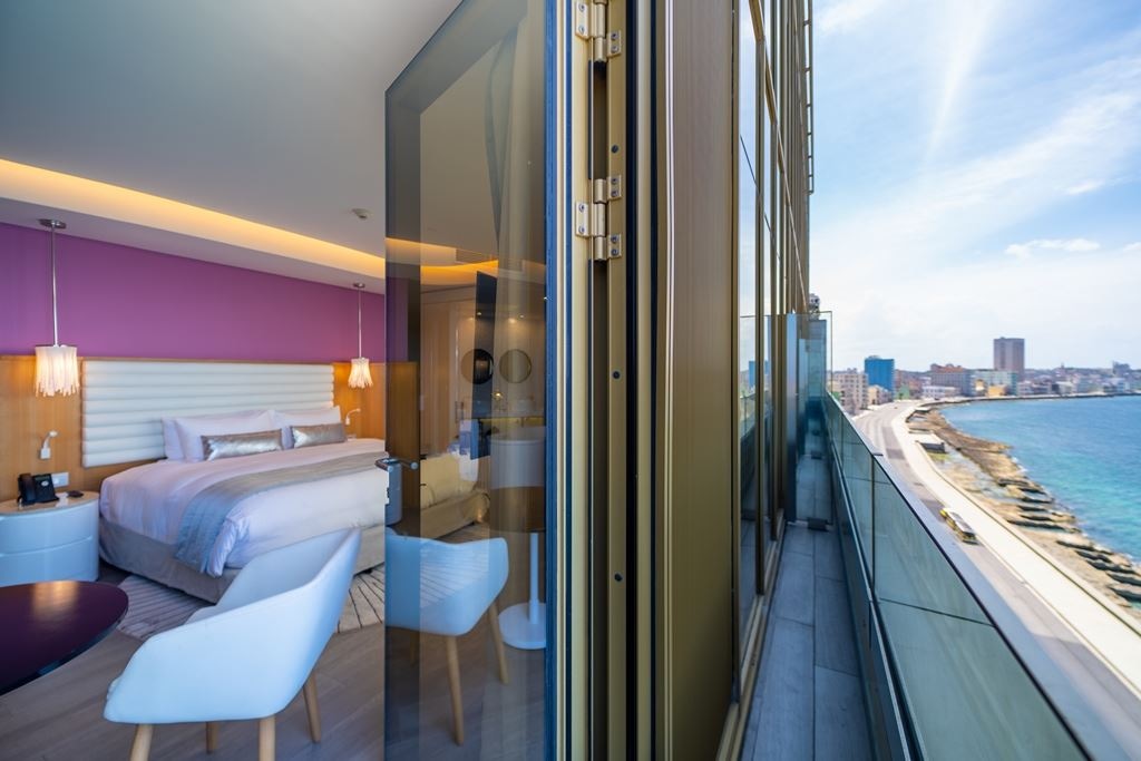 rooms-junior-suite-premium-ocean-sunset-and-fortress-sky-level