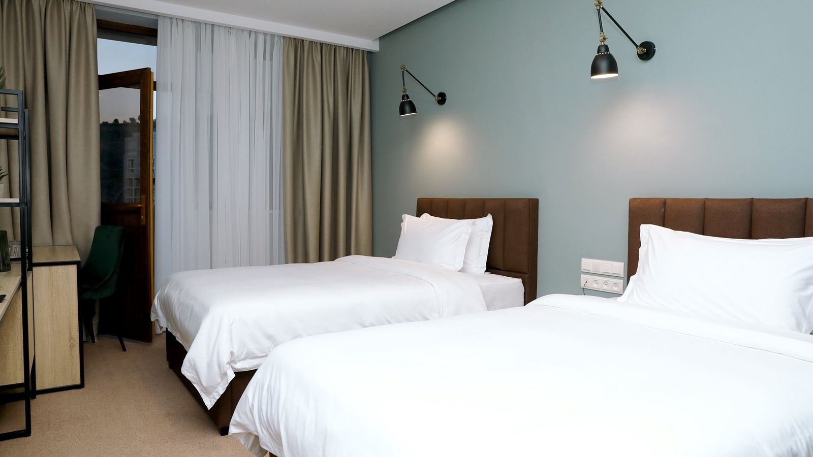 rooms-deluxe-with-balcony-dbl