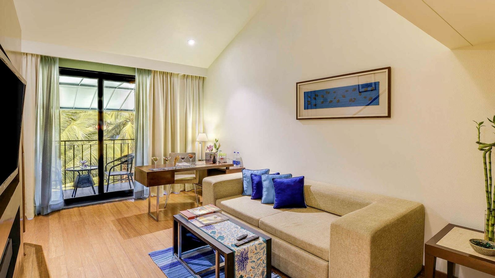 rooms-elegance-suites-with-bath-tub