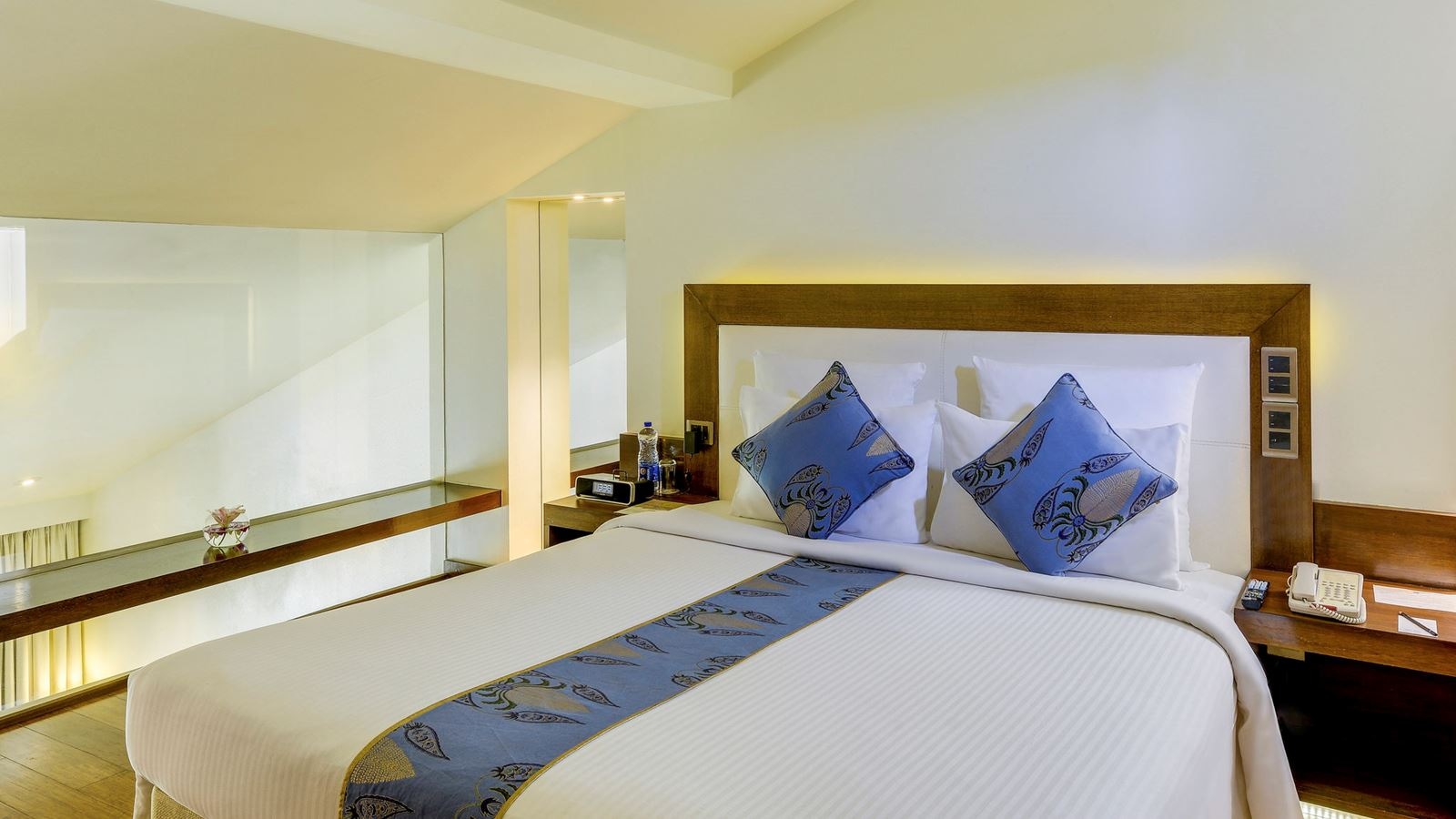 rooms-elegance-suites-with-bath-tub