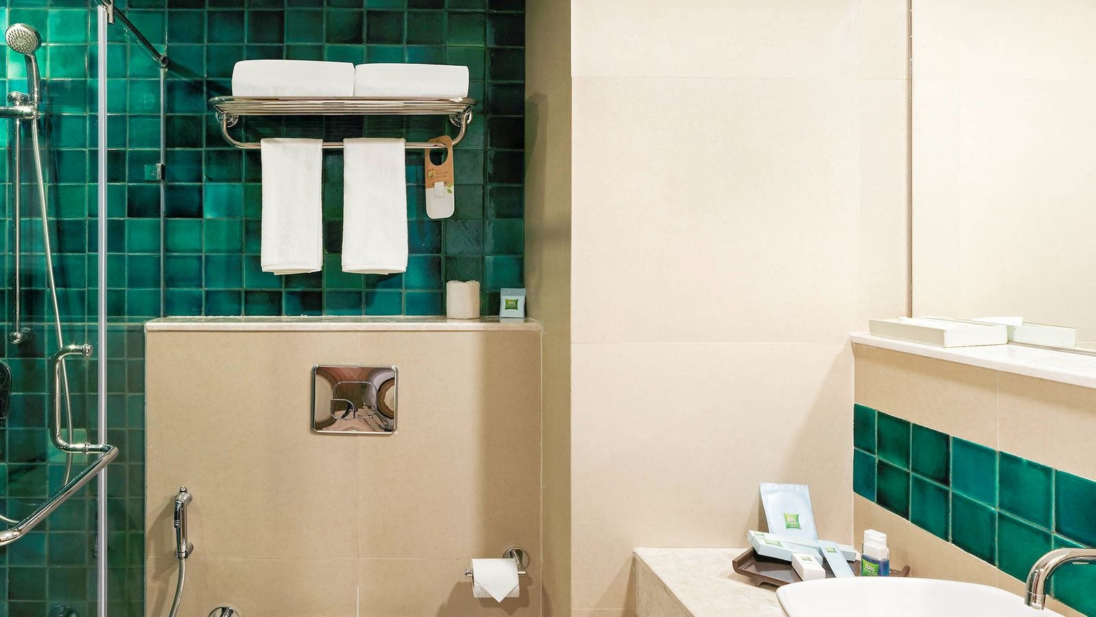 rooms-std-queen-room-with-balcony