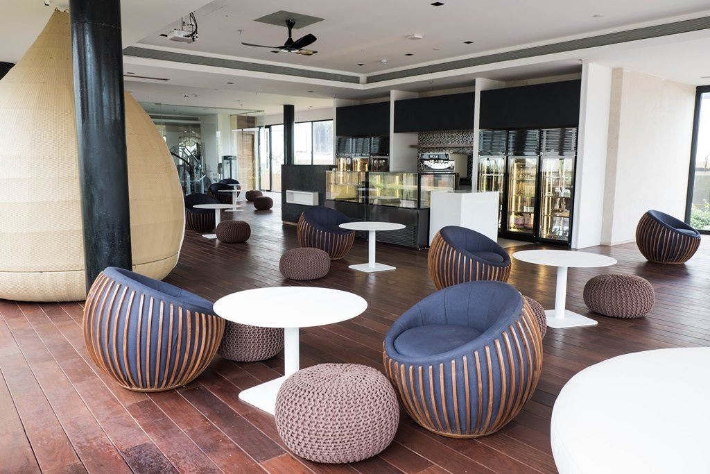 restaurants-cerulean-poolside-lounge