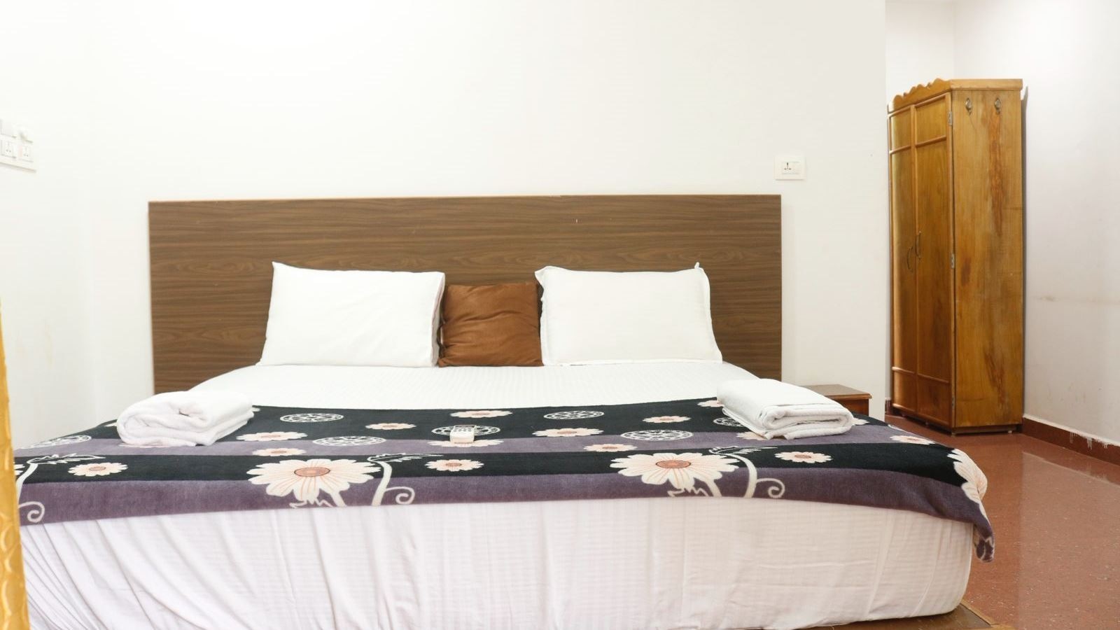 rooms-deluxe-ac-room