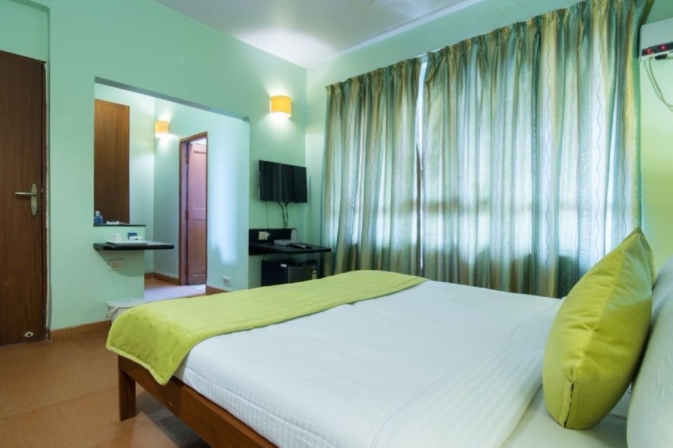 rooms-deluxe-pool-view