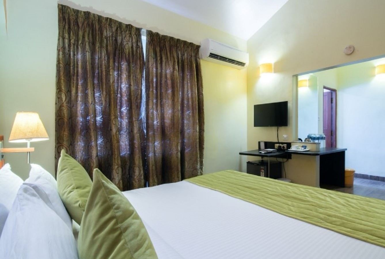 rooms-deluxe-pool-view