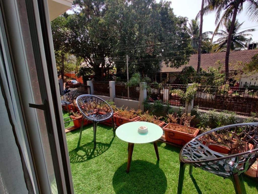 rooms-luxury-w-balcony