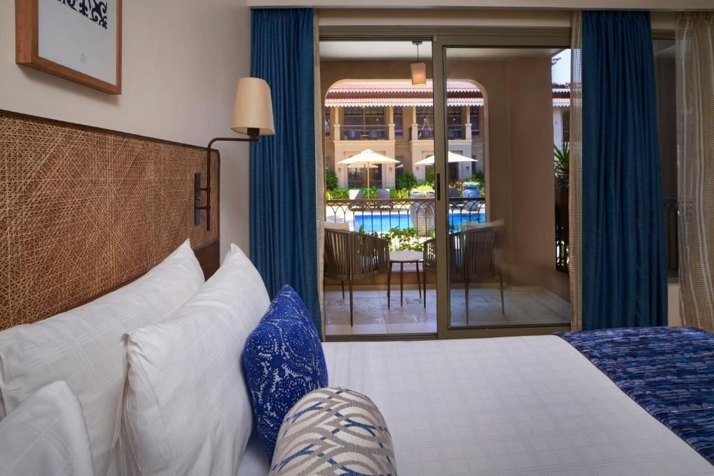 rooms-premium-pool-view