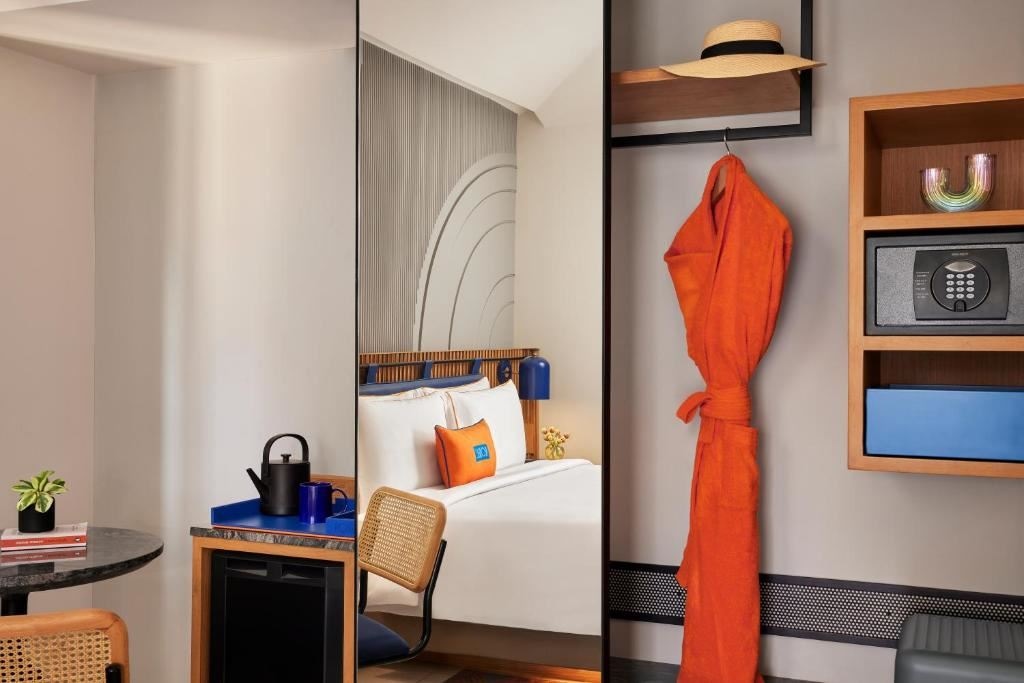 rooms-king-bed-with-balcony